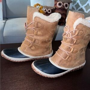 BRAND NEW WMNS SOREL OUT AND ABOUT PLUS TALL BOOTS (SIZE 7.5)